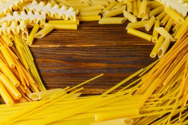 Ahşap bir masa üzerinde makarna