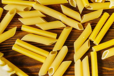 Ahşap bir masa üzerinde makarna