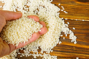 ahşap bir masa üzerinde pirinç