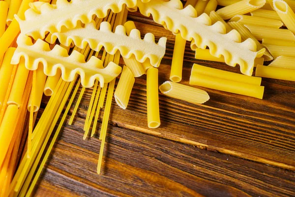 Macaroni op een houten tafel — Stockfoto