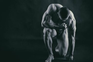 Jimnastik salonu kas vücut ile güçlü