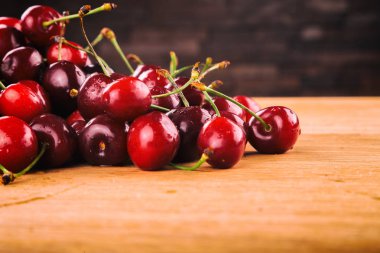 Masadaki kirazlar ..