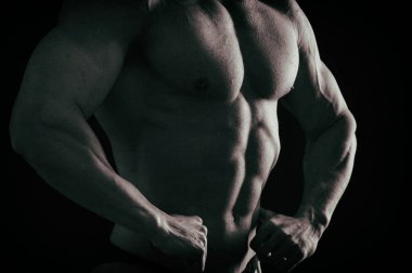 Jimnastik salonu kas vücut ile güçlü