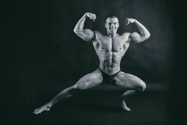 Сильный с мускулистым телом в тренажерном зале — стоковое фото