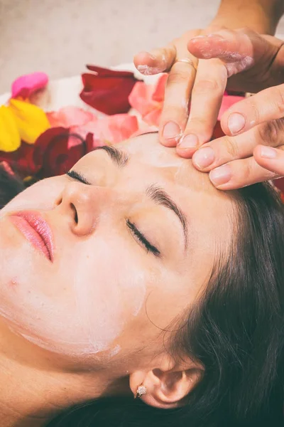 Tratamiento facial cosmético en el spa . — Foto de Stock