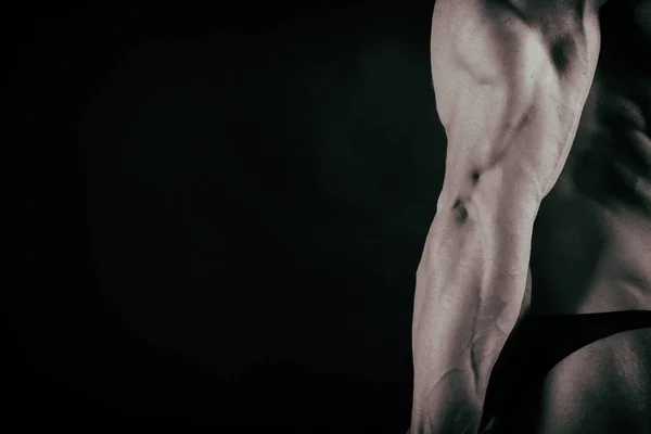 Forte com corpo muscular no ginásio — Fotografia de Stock