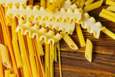 Ahşap bir masa üzerinde makarna