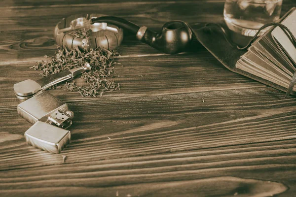 Rookpijp, whiskey op een houten tafel. — Stockfoto