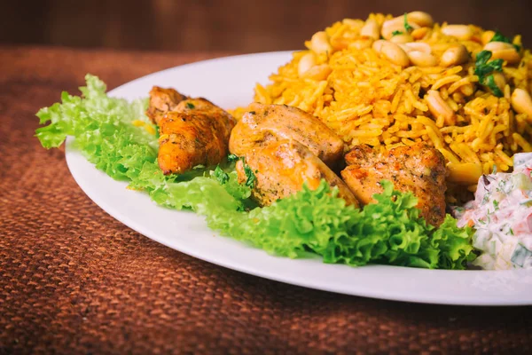 Rice with chicken on the table .. — Stock Photo, Image