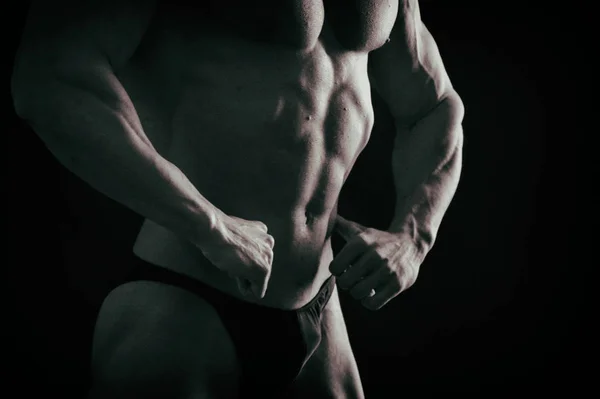 Forte con il corpo muscolare in palestra — Foto Stock