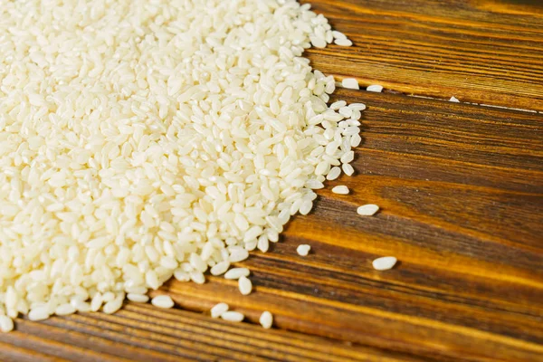 Arroz sobre una mesa de madera — Foto de Stock