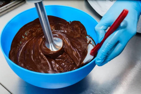 Çikolata sır karıştırma. Yemek kek