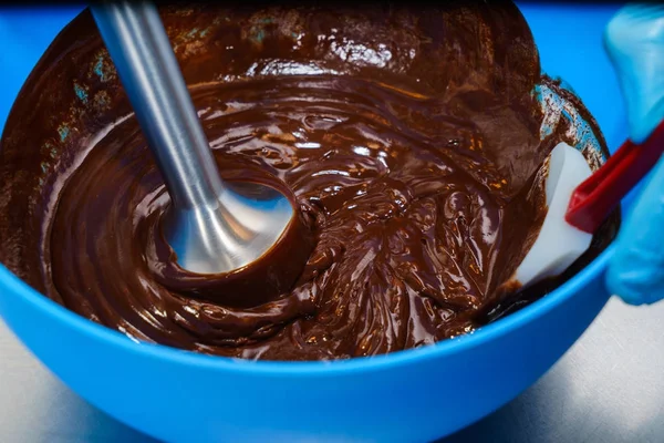 Die Schokoglasur verrühren. Kuchen kochen — Stockfoto