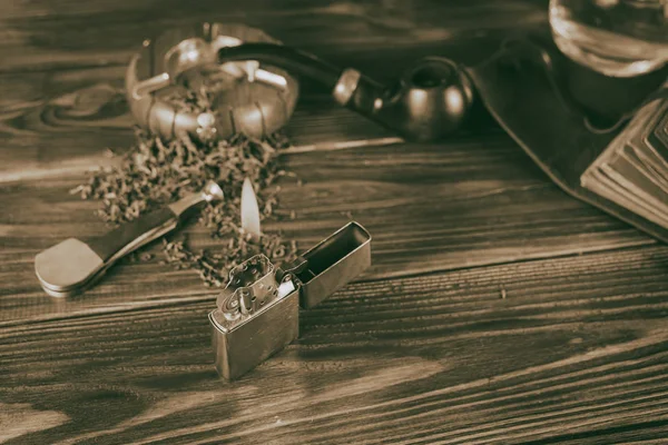 Cachimbo de fumar, uísque em uma mesa de madeira . — Fotografia de Stock