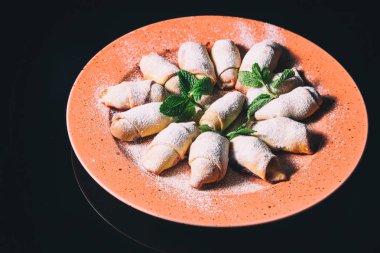 simit ile pudra şekeri serpilir