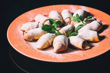 simit ile pudra şekeri serpilir