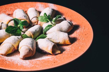 simit ile pudra şekeri serpilir