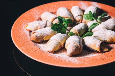 simit ile pudra şekeri serpilir