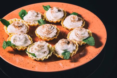 simit ile pudra şekeri serpilir