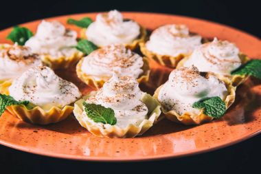 simit ile pudra şekeri serpilir