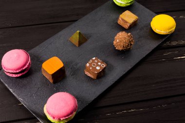 Çikolatalı tatlılar ve badem kurabiyeleri