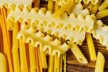 Ahşap bir masa üzerinde makarna