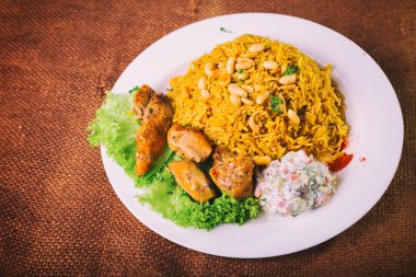 Masanın üzerinde tavuk pilav ..