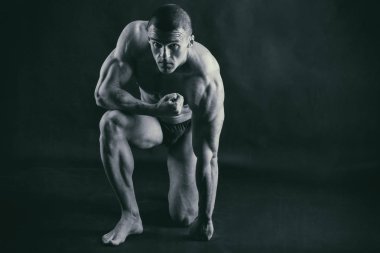 Jimnastik salonu kas vücut ile güçlü