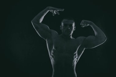 Jimnastik salonu kas vücut ile güçlü