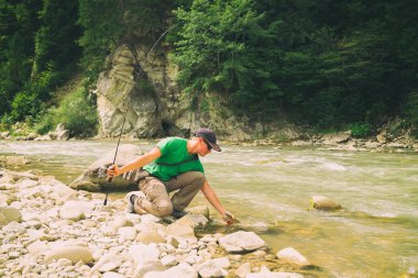 dağ Nehri üzerinde balıkçılık.