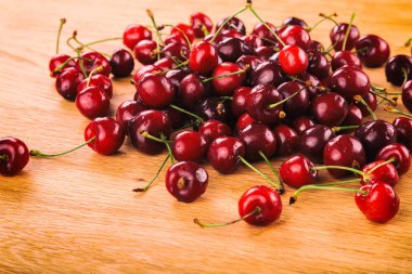 Masadaki kirazlar ..