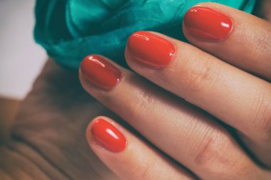  Asıl manikür istemciye kuramıyor..