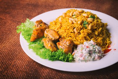 Masanın üzerinde tavuk pilav ..