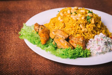 Masanın üzerinde tavuk pilav ..