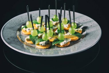 üzüm ve peynirli kanepe