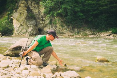 dağ Nehri üzerinde balıkçılık.