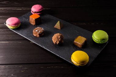 Çikolatalı tatlılar ve badem kurabiyeleri