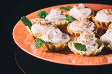 simit ile pudra şekeri serpilir