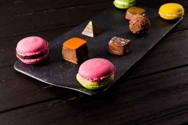 Çikolatalı tatlılar ve badem kurabiyeleri