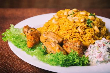 Masanın üzerinde tavuk pilav ..