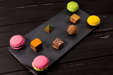 Çikolatalı tatlılar ve badem kurabiyeleri