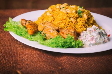 Masanın üzerinde tavuk pilav ..