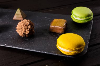 Çikolatalı tatlılar ve badem kurabiyeleri