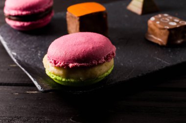 Çikolatalı tatlılar ve badem kurabiyeleri