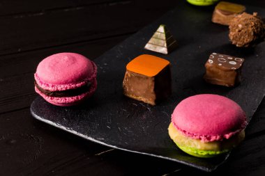 Çikolatalı tatlılar ve badem kurabiyeleri