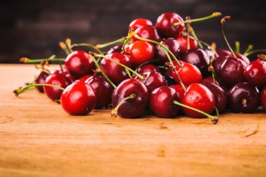 Masadaki kirazlar ..