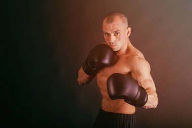 Jimnastik salonu kas vücut ile güçlü