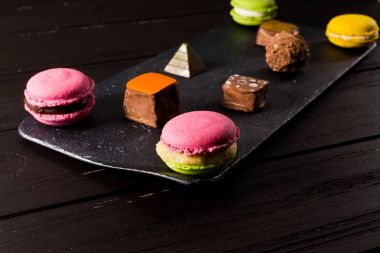 Çikolatalı tatlılar ve badem kurabiyeleri