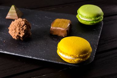 Çikolatalı tatlılar ve badem kurabiyeleri