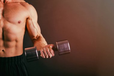 Jimnastik salonu kas vücut ile güçlü